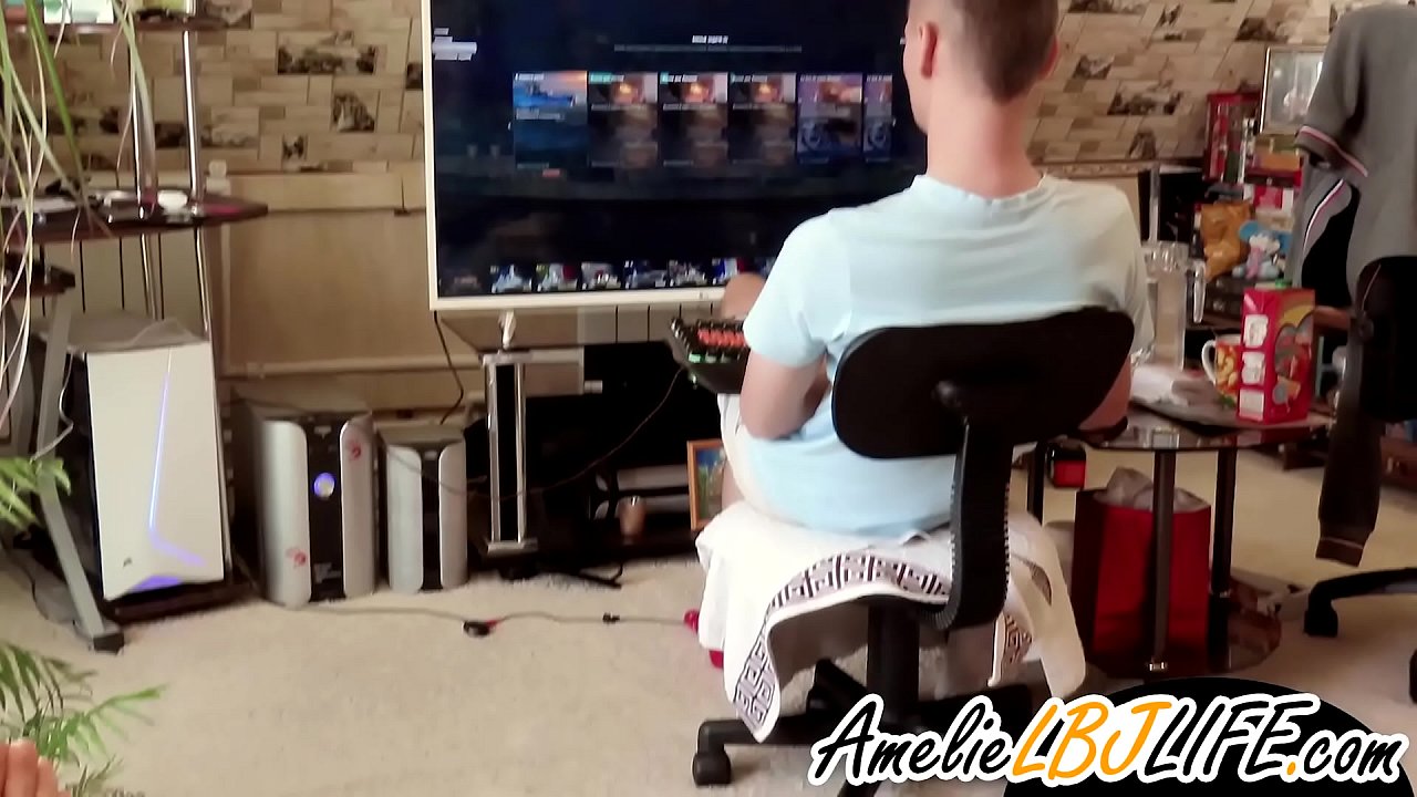 Ankizivavy manao masturbate amin'ny kilalao firaisana ara-nofo ho an'ny olon-tiany milalao lalao ordinatera