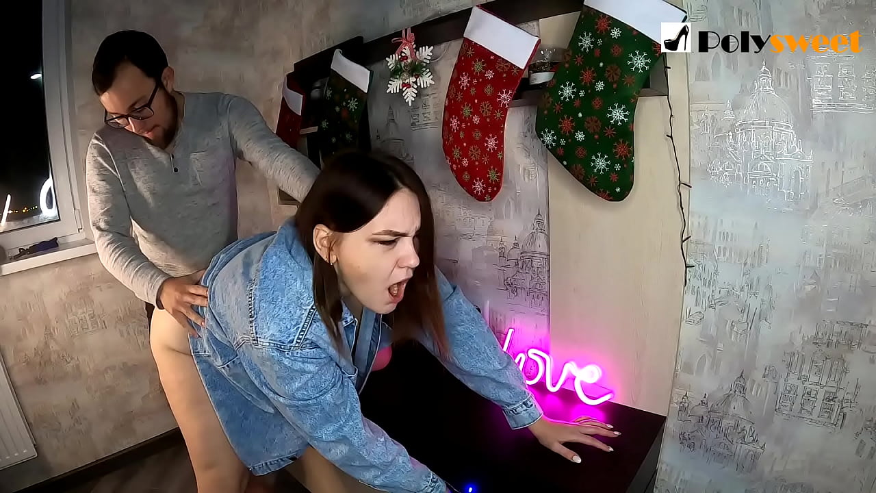 Nankafizin'ilay rangahy ny nanala azy tamina tovovavy tsara tarehy iray misy rambony eo amin'ny boriky amin'ny vavany sy ny dikany