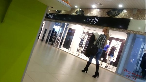 Chick mangatsiaka ao amin'ny fivarotana lehibe.