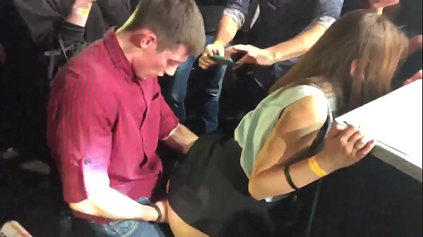 Tena firaisana ara-nofo ao amin'ny boîte de nuit rosiana. Tovovavy Rosiana 18 taona tao amin'ny anus sy fivaviana nijangajanga tao amin'ny trano fandihizana